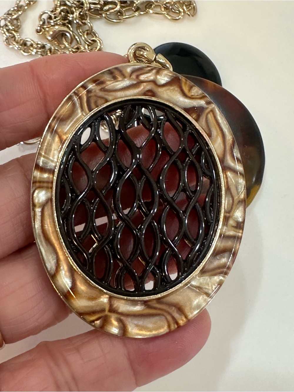 Liz Claiborne Tortoise & Black Resin Multi-Pendant Statement Necklace Gold Tone - Picture 9 of 14